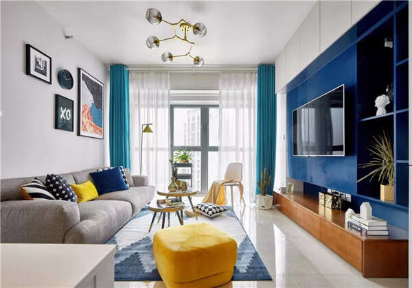 90㎡北欧混搭风 简洁而具有家的温馨感-01客厅以白蓝两色为主色调，辅以柠檬黄及绿植进行点缀，整体清新又亮眼。
