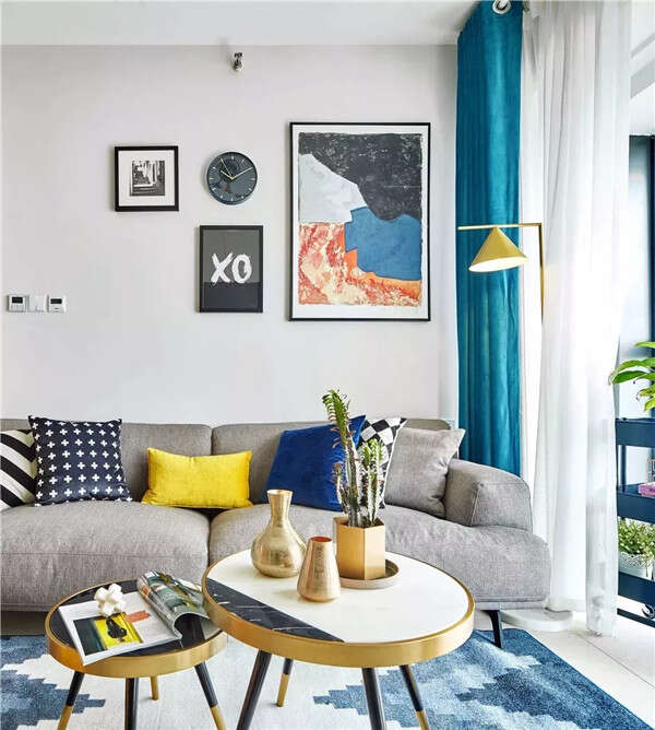 90㎡北欧混搭风 简洁而具有家的温馨感-04灰色布艺沙发上放几只抱枕，呼应色彩的同时，也增添了一份高级感。